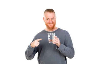 Kızıl saçlı adam beyaz arka planda izole edilmiş.