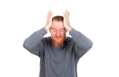 Kızıl saçlı adam beyaz arka planda izole edilmiş.