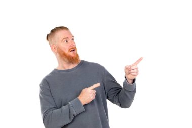 Kızıl saçlı adam beyaz arka planda izole edilmiş.