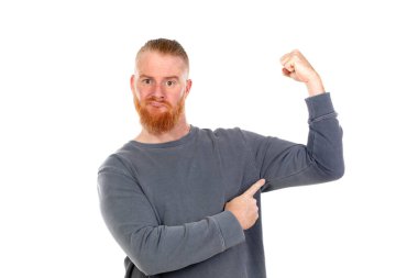 Kızıl saçlı adam beyaz arka planda izole edilmiş.