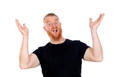 Kızıl saçlı adam beyaz arka planda izole edilmiş.