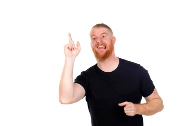 Kızıl saçlı adam beyaz arka planda izole edilmiş.