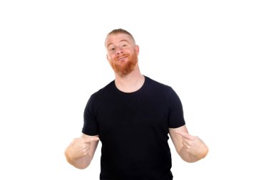 Kızıl saçlı adam beyaz arka planda izole edilmiş.