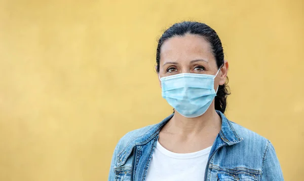 Mujer Morena Usando Una Máscara Para Proteger Salud —  Fotos de Stock