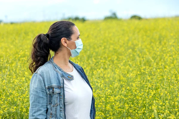 Mulher Morena Com Uma Máscara Campo Flores — Fotografia de Stock