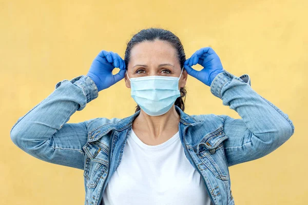 Brunette Vrouw Draagt Een Masker Gezondheid Beschermen — Stockfoto