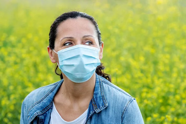 Brunett Kvinna Med Mask Blommande Landsbygd — Stockfoto