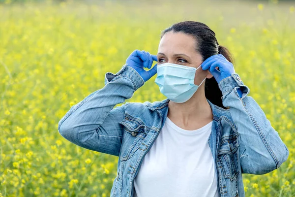 Brunetka Kobieta Maską Kwitnącej Wsi — Zdjęcie stockowe