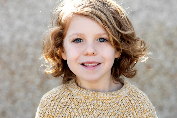 Felice Bambino Biondo Con Capelli Lunghi Fuori Guardando Fotocamera — Foto Stock