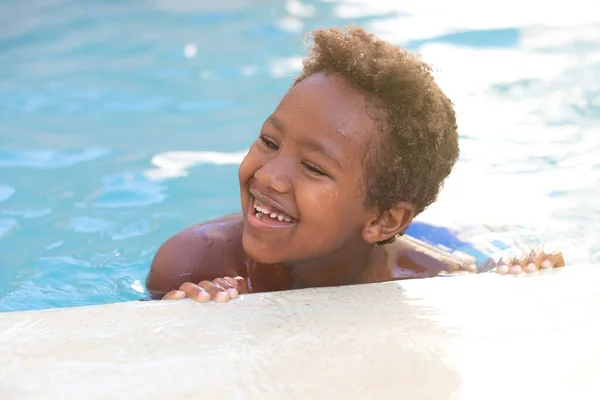 Pequena Criança Africana Curtindo Verão Piscina — Fotografia de Stock