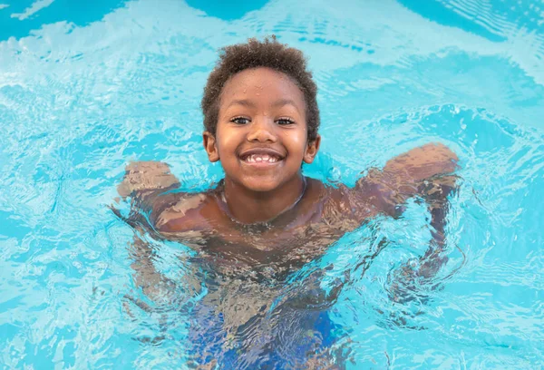 Μικρό Αφρικανό Παιδί Που Απολαμβάνει Καλοκαίρι Στην Πισίνα — Φωτογραφία Αρχείου