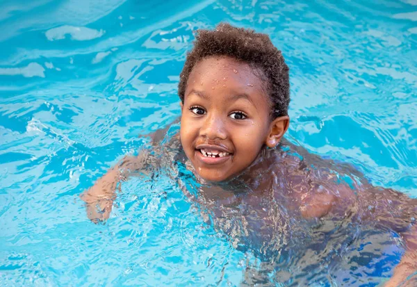 Klein Afrikaans Kind Geniet Van Zomer Het Zwembad — Stockfoto