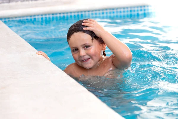 Küçük Çocuk Yazın Havuzda Eğleniyor — Stok fotoğraf