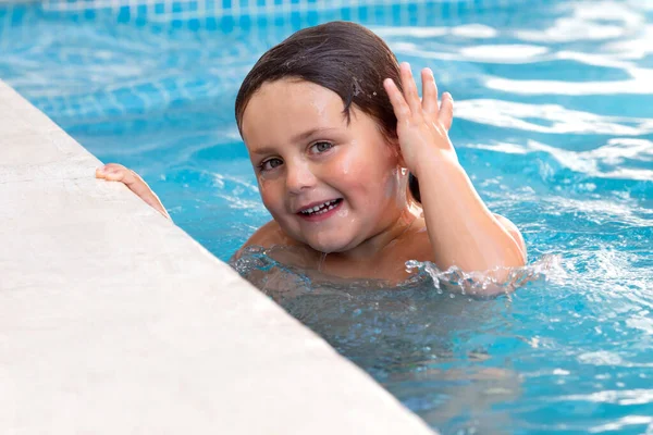 Küçük Çocuk Yazın Havuzda Eğleniyor — Stok fotoğraf