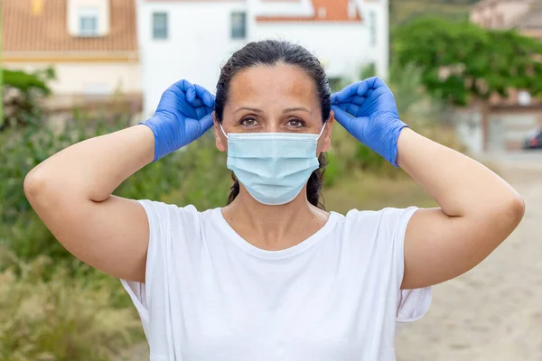 Mujer Morena Usando Una Máscara Para Proteger Salud —  Fotos de Stock