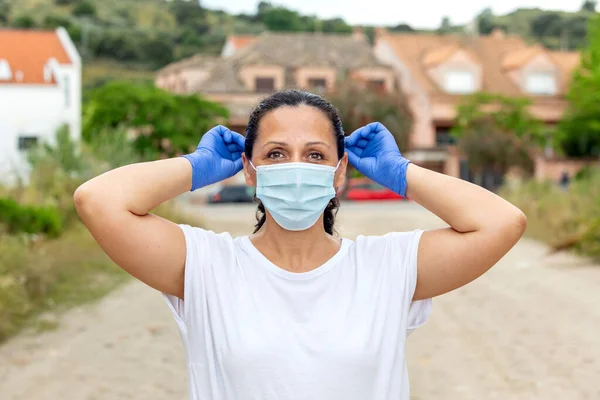 Mujer Morena Usando Una Máscara Para Proteger Salud —  Fotos de Stock