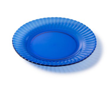 Beyaz arka plana yerleştirilmiş mavi cam levha