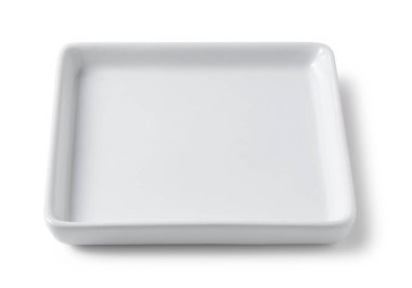 Beyaz arka plana yerleştirilmiş beyaz plaka