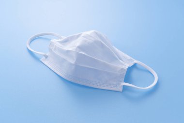 Maske mavi arkaplana yerleştirildi