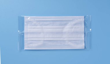 Maske mavi arkaplana yerleştirildi