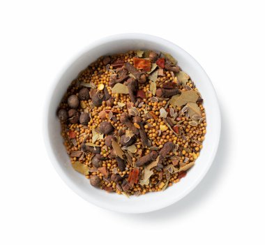 Beyaz arkaplana yerleştirilmiş bir tabakta baharat turşusu