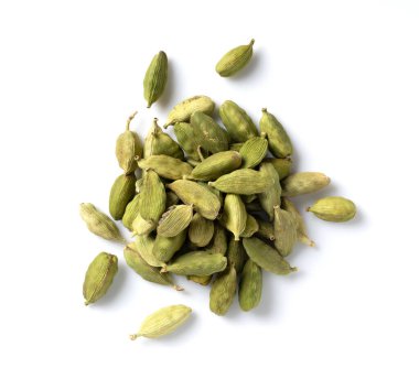 Beyaz arkaplana kakule tohumları yerleştirildi