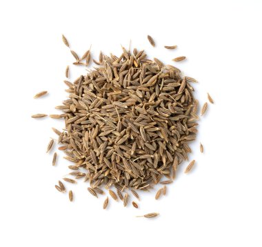 Beyaz arkaplana yerleştirilmiş kimyon tohumları