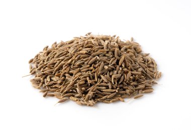 Beyaz arkaplana yerleştirilmiş kimyon tohumları