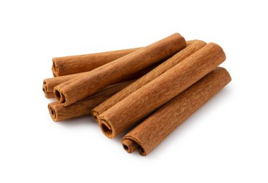 Tarçın çubukları beyaz arkaplana yerleştirilmiş