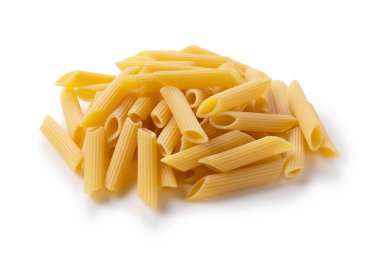 Penne beyaz arka plana yerleştirilmiş