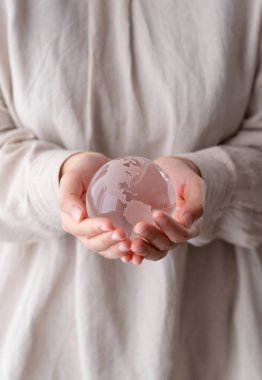 Cam küreli kadın eli. Barış ve ekoloji