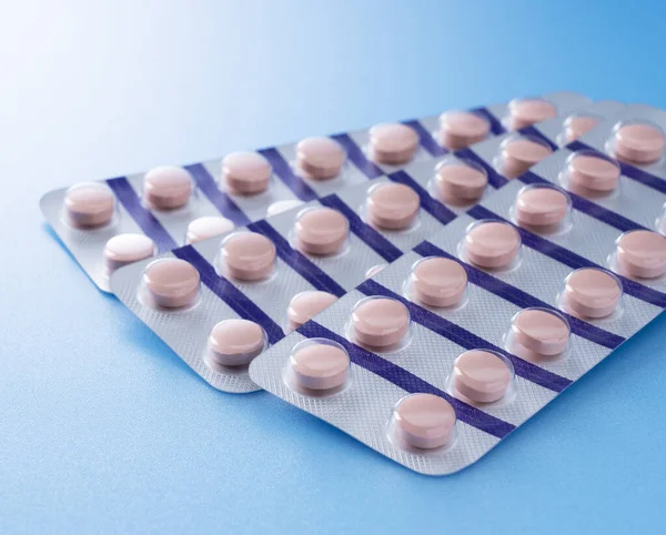 Pinkfarbene Pillen Auf Blauem Hintergrund — Stockfoto