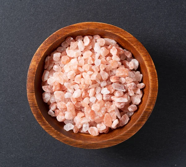 Bird Eye View Pink Rock Salt Wooden Bowl Placed Black — стоковое фото