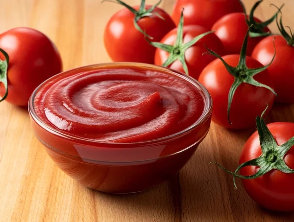 Nahaufnahme Von Ketchup Und Tomaten Auf Einem Hölzernen Hintergrund — Stockfoto