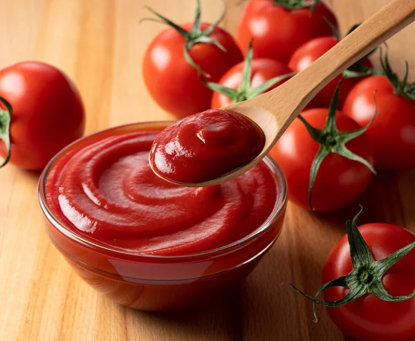 Gros Plan Ketchup Tomates Placées Sur Fond Bois Cuillère Ketchup — Photo