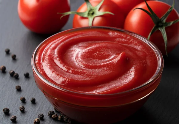Ketchup Poivre Noir Tomates Sur Fond Pierre Noire — Photo