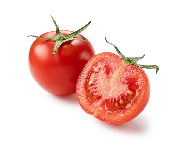 从一个角度拍摄西红柿和切碎放在白色背景上的西红柿 — 图库照片