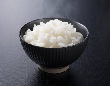 Siyah arkaplanda pirinç, bir açıdan çekilmiş.