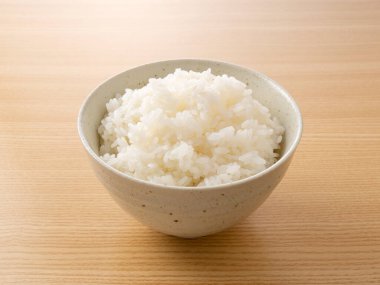 Ağaç zemininde pirinç, bir açıdan çekilmiş.