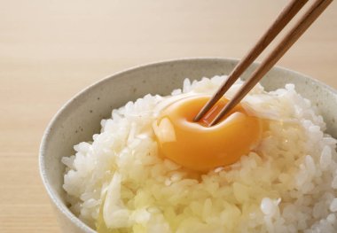 Tahta bir arka planda yumurtalı pirinç. Geleneksel Japon mutfağı.