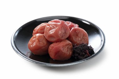 Beyaz arka planda Japon eriği turşusu. (Kishu Nanko Ume)