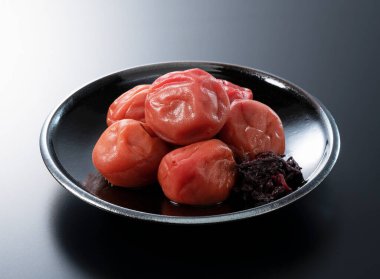 Japon eriği turşusu siyah bir arkaplanda. (Kishu Nanko Ume)