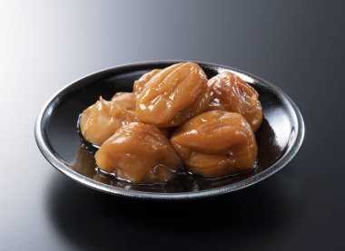 Japon eriği turşusu siyah bir arkaplanda. (Kishu Nanko Ume)