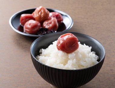 Japon eriği turşusu ve taze pilav ve bir erik turşusu.