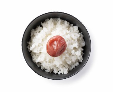 Japon eriklerinin kuş bakışı görüntüsü ve beyaz arka planda taze pişmiş pirinç.