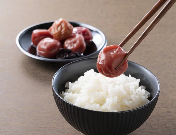 Japońska Marynowana Śliwka Świeżo Ugotowany Ryż Kawałkiem Marynowanej Śliwki Pałeczkami — Zdjęcie stockowe