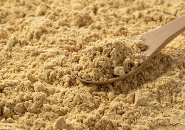 Japon Kinako 'su ve tahta kaşıkla tüm ekran çekiliyor.