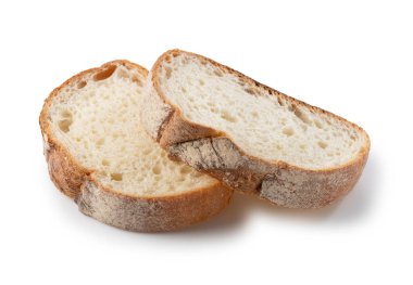 Dilimlenmiş sert ekmek beyaz arka plana konur.