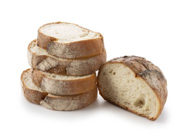 Dilimlenmiş sert ekmek beyaz arka plana konur.