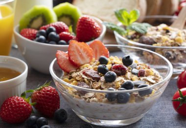 Granola, ekmek, meyve ve meyve suyunun görkemli bir kahvaltısının görüntüleri